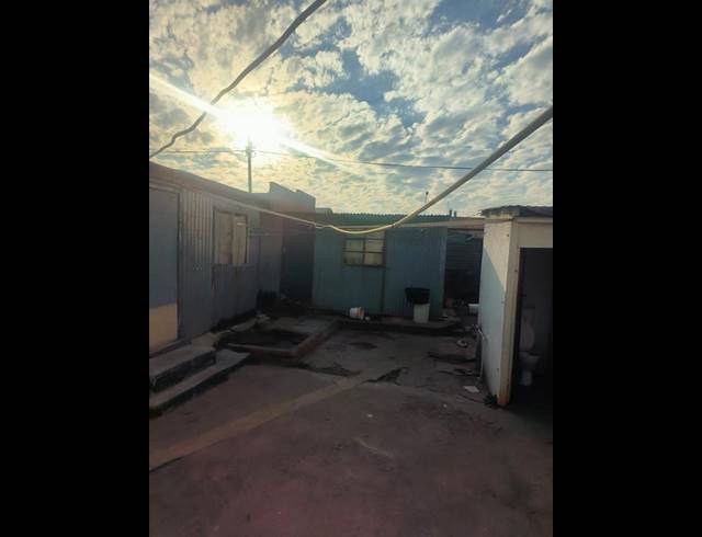2 BEDROOM HOUSE FOR SALE IN ORLANDO WEST